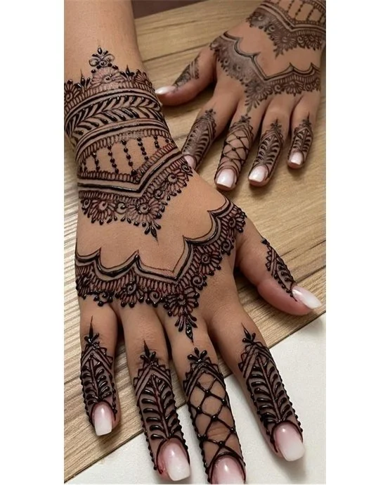 Opulent Circle With Leaf Featuring Back Hand Mehndi Design Opulent Circle With Leaf Featuring Back Hand Mehndi Design